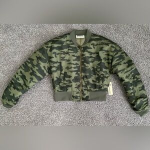 Green Puffer Jacket with Camouflage Pattern and Ribbed Details